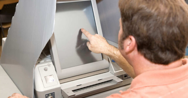 Hacking Expert Manipulates Voting Machine With a Ballpoint Pen in Court Hacking Expert Manipulates Voting Machine With a Ballpoint Pen in Court